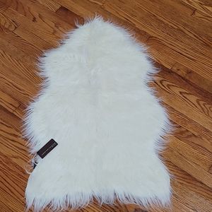 NWT Hudson Park Faux Fur Lamb Throw 24 x 36 Ivory/Off White Display Rug